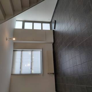 <p>Halfopen woning in het centrum van Boezinge, nabij openbaar vervoer en dagelijkse voorzieningen.</p>
<p> </p>
<p>Deze halfopen bebouwing biedt een praktische indeling en een aangename ligging in de woonkern van Boezinge. De woning beschikt over drie slaapkamers, een woonkamer met veel mogelijkheden en een functionele keuken. Dankzij de centrale ligging geniet u van een vlotte verbinding naar Ieper en omliggende gemeenten, terwijl winkels en openbaar vervoer zich vlakbij bevinden. Het terras zorgt voor extra buitenruimte om te ontspannen. Een interessante woning voor wie op zoek is naar een huis met potentieel in een rustige maar bereikbare omgeving.</p>
<p> </p>
<p>Belangrijkste ruimtes:<br />• Woonkamer met aangename leefruimte en veel indelingsmogelijkheden<br />• Keuken met praktische inrichting<br />• Badkamer met douche, toilet en enkele wastafel<br />• Terras met ruimte om buiten te genieten<br />• 3 slaapkamers geschikt als slaap-, kinder- of bureauruimte<br />• Zolder met extra bergruimte</p>
<p> </p>
<p>Troeven:<br />• Halfopen bebouwing met praktische indeling<br />• Centrale ligging in Boezinge nabij openbaar vervoer<br />• 3 volwaardige slaapkamers en extra zolderruimte</p>
<p> </p>
<p>Neem vandaag nog contact op met je ERA-makelaar voor een bezoek.</p>
<p> </p>
<p>JOUW DROOMHUIS. ZO GEVONDEN!</p>