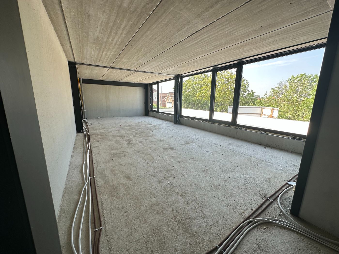 153 m² nieuwbouw KMO-unit met 175 m² kantoren en 98 m² conciërgewoning - foto 5