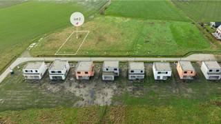 Aan Vogelsanck, een rustige en landelijk gelegen woonlocatie net buiten de dorpskern van Oostmalle biedt Danneels nieuwe bouwgronden te koop aan. <br /><br />Deze ruime villapercelen combineren een mooie straatbreedte met een aanzienlijke diepte, waardoor je hier volop kan genieten van een ruime, perfect zuidwest georiënteerde woning met ruime tuin. <br /><br />De percelen worden te koop aangeboden zonder bouwverplichting. Je kiest dus helemaal vrij met welke bouwpartner(s) je samenwerkt en wanneer je hier gaat bouwen.<br /><br />Hier woon je rustig in een landelijke omgeving maar zonder in te boeten aan bereikbaarheid. Je vindt alle nodige voorzieningen in de nabijheid en hebt een vlotte aansluiting naar de E19 en E34.