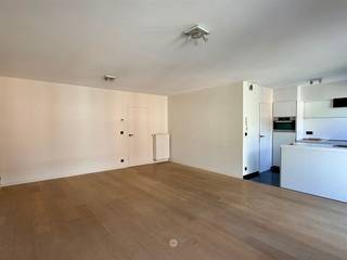 <p><span>DESTELBERGEN </span><span>- Ben je op zoek naar een modern appartement TE HUUR in Destelbergen centrum?<br />Dan is dit appartement misschien iets voor u.</span></p><p><span>De belangrijkste troeven in een notendop: </span></p><ul><li><span>Modern appartement</span></li><li><span>Zuidgericht, ruim terras</span></li><li><span>Gelegen in Destelbergen dorp met winkels, openbaar vervoer en recreatiemogelijkheden</span></li><li><span>Gelegen nabij op- en afrit R4, verkeerswisselaar E40 en E17</span></li><li><span>Energiezuinig (EPC A)</span></li></ul><p><span>Zo ziet het appartement er uit:</span><span><br />Via de ruime inkomhal bereikt u de lichtrijke leefruimte met open, ingerichte keuken. Aansluitend bevindt zich een praktische berging met aansluiting voor een wasmachine.<br />Verder beschikt het appartement over twee ruime slaapkamers, een badkamer, een apart toilet en een groot zuidgericht terras.<br />Het appartement is gelegen op de eerste verdieping van het gebouw. Er is geen lift aanwezig.</span></p><p><span>Belangrijk:</span><span><br />Beschikbaar vanaf: 1/10/2026<br />EPC: 84 kWh (A)<br />Huurprijs: 1.000 euro/maand</span></p><p><span>Voor een bezoek ter plaatse, vul zeker uw huurdersprofiel in via onze website.</span></p>