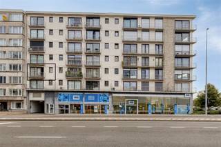 <h3><span>Ruim appartement met 2 slaapkamers op gunstige locatie in Mechelen</span></h3><p><span>Dit ruime appartement van </span><span>98 m²</span><span> geniet van een uitstekende ligging op wandelafstand van het centrum van Mechelen. Dankzij de vlotte verbinding met de </span><span>E19</span><span> en de nabijheid van beide treinstations, winkels, scholen en openbaar vervoer is het appartement bijzonder goed bereikbaar.</span></p><p><span>Bij het betreden van het appartement komt u terecht in de </span><span>inkomhal met praktische vestiairekast</span><span>, die toegang biedt tot de verschillende ruimtes. De ruime woonkamer sluit aan op de </span><span>vernieuwde keuken (2022)</span><span> en vormt samen een gezellige leefruimte.</span></p><p><span>Aan de rustige achterzijde van het appartement bevinden zich </span><span>2 slaapkamers en de badkamer</span><span>. Beide slaapkamers bieden toegang tot een </span><span>breed balkon met 2 praktische bergkasten</span><span>, waar u in alle rust van de buitenlucht kunt genieten. Daarnaast beschikt het appartement over een </span><span>apart toilet</span><span> en voldoende bergruimte.</span></p><p><span>Bovendien hoort er een </span><span>private kelderberging</span><span> bij het appartement gelegen op verdieping -2 en is er een gemeenschappelijke fietsenstalling op verdieping -1.</span></p><p><span>Voor extra comfort kan er een </span><span>ondergrondse autostaanplaats in het naastgelegen gebouw</span><span> worden aangekocht voor </span><span>€ 20.000</span><span>.</span></p><p><span>Een ruim en praktisch appartement met een </span><span>centrale ligging en uitstekende bereikbaarheid</span><span> ideaal voor wie comfortabel wil wonen vlak bij het centrum van Mechelen.</span></p>