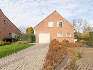 [[ DIT PAND NEEMT DEEL AAN DE ERA OPEN HUIZEN DAG OP 6/12 VAN 14:30 TOT 15:30 ]]
<p>Deze goed onderhouden woning in de Vinkenlaan te Hove is ideaal gelegen nabij het centrum, met scholen, winkels en openbaar vervoer op wandelafstand. Op het gelijkvloers beschik je over een praktische keuken en een ruime leefruimte met veel lichtinval. Vanuit de leefruimte heb je een mooi zicht op de gezellige tuin, die uitnodigt tot ontspanning. Daarnaast is er een aparte berging, een inpandige garage én een apart toilet aanwezig, wat zorgt voor extra comfort.</p><p>Op de eerste verdieping vind je vier slaapkamers terug, samen met zowel een badkamer als een aparte douchekamer.</p><ul><li>EPC-label C</li><li>Vlotte verbinding naar centrum Hove</li><li>Zonnepanelen aanwezig</li></ul><p><br /></p>