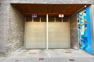 Centraal gelegen autobergplaats mét 2 motostaanplaatsen gelegen in een luxueuze residentie met uniek architecturaal concept. De centrale ligging en...