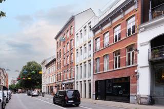 <p><span>Gelegen op de tweede verdieping bevindt zich dit appartement van ca 125 m² in de Riemstraat, pal naast het Zuidpark, boven de pilatesstudio RITE. Dankzij deze gegeerde ligging en de korte wandelafstand van het KMSKA, M HKA en FOMU geniet u hier van een unieke woonomgeving, omringd door tal van restaurants, cafés en winkels.</span></p>
<p><span>De leefruimte wordt langs beide zijden voorzien van grote raampartijen, waardoor het appartement de hele dag geniet van een aangename natuurlijke lichtinval. De eiken parketvloer, hoge plafonds en kwalitatieve afwerking zorgen voor een tijdloos en verzorgd interieur.</span></p>
<p><span>Via de inkomhal, uitgerust met een gastentoilet en ingemaakte vestiairekast, betreedt u de ruime en lichte leefruimte met open keuken. De keuken werd uitgevoerd in een strak, greeploos wit design en is voorzien van een centraal kookeiland en alle nodige inbouwtoestellen, waaronder een inductiekookplaat, oven, koelkast en vaatwasser. Aansluitend bevindt zich een riant terras van ca 15 m² waar u in alle rust geniet van de ochtend- en middagzon.</span></p>
<p><span>Het appartement beschikt over twee royale slaapkamers, elk met een eigen ensuite badkamer. De eerste slaapkamer geeft uit op het terras en beschikt over een badkamer met inloopdouche en lavabo. De tweede slaapkamer is voorzien van een ensuite badkamer met dubbele lavabo en ligbad. Ingebouwde kasten in de slaapkamers en op maat gemaakte houten jaloezieën dragen bij aan het instapklare karakter van de woning.</span></p>
<p><span>Verder beschikt het appartement over een praktische berging met aansluitingen voor wasmachine en droogkast.</span></p>
<p><span>Een private kelderberging en een gemeenschappelijke fietsenstalling zijn inbegrepen. De ondergrondse autostaanplaats bevindt zich in het tegenovergelegen gebouw (Riemstraat 22) en is beschikbaar aan € 50.000, exclusief registratierechten.</span></p>
<p><span>Een appartement dat uitblinkt in ruimte, natuurlijk licht en een aangenaam terras, op een gegeerde locatie aan het Zuid.</span></p>