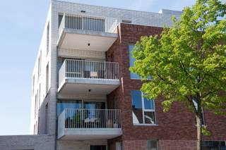 <p><span>Nieuwbouwappartement met 3 slaapkamers, gelegen op de eerste verdieping in het centrum van Sint-Antonius. Dit energiezuinige appartement combineert hedendaags comfort met een kwalitatieve afwerking. De lichtrijke leefruimte sluit aan op een zonnig zuidgericht terras aan de voorzijde. De open keuken is volledig uitgerust met moderne toestellen en vormt een mooi geheel met de woonkamer. Het appartement is afgewerkt met parkettegels die zorgen voor een warme, strakke uitstraling.Met drie volwaardige slaapkamers biedt dit appartement (109 m²) voldoende ruimte voor een gezin, thuiswerk of hobbyruimte. Achteraan bevindt zich een grote tuin. Terwijl u naastliggend de kerk en een gezellig pleintje met parkeergelegenheid vind.Extra voorzieningen zoals een fietsenstalling en vuilnislokaal maken het geheel nog praktischer. Bovendien woont u hier uiterst centraal, met openbaar vervoer voor de deur en een bakker en beenhouwer vlak tegenover.Er is de mogelijkheid om twee ondergrondse autostaanplaatsen naast elkaar aan te kopen aan 22.500 euro per plaats.Een ideale combinatie van nieuwbouwkwaliteit, energiezuinig wonen en een topligging.</span></p><p><span>Pluspunten:</span></p><p><span>Warmtepomp - Vloerverwarming</span></p><p><span>EPC label A</span></p><p><span>Elektrische keuring is conform</span></p><p><span> </span></p><p><span>Bel of mail ons voor een bezoekje.</span></p>