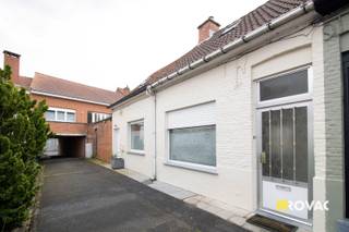 Rijwoning gelegen in een rustig zijstraatje van de Kortrijksestraat, bestaande uit inkom met apart toilet, leefruimte, toegang tot ingerichte...