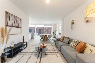 Deze nieuwe, energiezuinige woning bouwen we binnenkort nabij de Kortrijkstraat in Menen: een nieuwe, aangename woonbuurt op 1,9 km van de Grote Markt met een ruim aanbod aan winkels en horecazaken. Via de N32 geniet je van een vlotte verbinding met de A19, E403, ... Menen ligt aan de Leie met tal van mooie wandel- en fietsroutes.
Deze tijdloze nieuwbouwwoning beschikt over: een inkomhal met toilet, een ruime woon- en eetkamer met veel lichtinval, een -naar eigen keuze ingerichte- open keuken, een aansluitende berging en een zuid gerichte tuin waar een dubbele garage met fietsen- en tuinberging opgericht wordt. Op de eerste verdiepding vind je 2 slaapkamers, een badkamer, een afzonderlijk toilet en een berging. De tweede verdieping herbergt nog eens 2 slaapkamers. Kortom: deze woningen bieden een zee aan ruimte!
Je kiest zelf de afwerkingsmaterialen voor keuken, badkamer, vloeren en binnendeuren. Zo kan je precies wonen zoals jij het zelf wilt. Het gebruik van een warmtepomp, in combinatie met vloerverwarming en zonnepanelen zorgt er bovendien door dat jouw toekomstige energiefactuur onder controle blijft (E10).
Een kijkje nemen? Deze nieuwe woning bouwen we nabij Groenestraat 61. Wil je graag meer info? Contact ons en ontdek alle details!