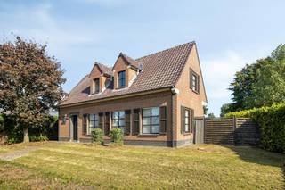 Deze woning blinkt uit door haar uiterst logische en praktische indeling. De woning is direct bewoonbaar, maar een renovatie is wenselijk om de woning te laten voldoen aan de hedendaagse normen en standaarden. Dankzij de solide bouwconstructie beschikt u hierbij over een uitstekende basis om de ruimtes naar eigen inzicht te moderniseren.<br /><br />INDELING:<br /><br />Gelijkvloers<br />- inkomhal met toilet<br />- slaapkamer 1 of bureauruimte<br />- ruime leefruimte<br />- keuken met aparte berging en toegang tot de achterdeur<br />- dubbele garage met zolderruimte<br /><br />Eerste verdiep<br />- slaapkamer 2<br />- slaapkamer 3<br />- badkamer met inloopdouche<br /><br />Zolder & multifunctionele ruimte<br />Dankzij de stevige betongewelven biedt deze ruimte de perfecte mogelijkheid om extra slaapkamers te realiseren. Daarnaast is deze woning ideaal voor zelfstandigen<br />die opslagruimte aan huis zoeken, autoliefhebbers met plaats voor meerdere wagens en hobbyisten die nood hebben aan een groot atelier.<br /><br />Interesse om het potentieel van deze open bebouwing zelf te ontdekken?<br /><br />Neem vandaag nog contact op voor meer informatie of om een bezoek in te plannen tijdens de twee pre-sale momenten.<br /><br />dossierverantwoordelijke, Amin Drif - 0493 25 46 78 - amin.drif@dewaele.com<br /><br /><br />De eigendom wordt aangeboden via de Pre-sale formule. Van 28/10/2026 om 16:00 tot 04/11/2026 om 18:00 kan u het huis op afspraak komen bezichtigen en een bod uitbrengen. De vermelde prijs is een instelprijs. Voor meer info, gelieve contact op te nemen met de dossierverantwoordelijke.<br /><br />Bestuursmaatregelen in het maatregelenregister: nee