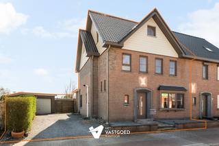 <p><span>Recent gerenoveerde ruime woning (220m²) met 5 slaapkamers en tuin met tuinkamer te Beringen.</span></p><p><span> </span></p><p><span>Belangrijkste troeven: </span></p><p><span>- 5 slaapkamers</span></p><p><span>- Tuin van 8a49 met tuinhuis of garage</span></p><p><span>- EPC C dus geen renovatieplicht</span></p><p><span>- Dak vervangen en geïsoleerd in 2018</span></p><p><span>- Totaalrenovatie</span></p><p><span> </span></p><p><span>Bekijk zeker ook de grondplannen met de afmetingen. Zo krijgt u van thuis uit al een perfect beeld van wat deze woning te bieden heeft!</span></p><p><span> </span></p><p><span>Wenst u meer info of een vrijblijvende bezichtiging, contacteer dan ons kantoor op het nummer 011 85 15 15 en wij helpen u graag verder.</span></p>