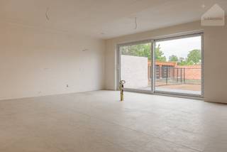 Deze moderne nieuwbouwwoning in Laakdal, op een boogscheut van Vorst Centrum, combineert ruimte, comfort en energiezuinig wonen in een volledig afgewerkt totaalpakket.<br /><br />Met een uitzonderlijk grote bewoonbare oppervlakte (195m²) en hoogwaardige afwerking is deze halfopen bebouwing volledig instapklaar bij oplevering. De woning wordt afgewerkt met oog voor detail en comfort. Zo worden de muren en deuren volledig geschilderd, wordt de keuken nog geplaatst en worden zelfs gordijnen voorzien. Hierdoor verhuis je naar een woning die echt meteen klaar is om te bewonen.<br /><br />Op het gelijkvloers geniet je van een ruime en lichtrijke leefruimte met mooi zicht op de tuin. Verder vind je er een praktische berging, een gastentoilet en een aparte bureau die perfect kan dienen als vierde slaapkamer of speelkamer.<br /><br />Op de verdieping zijn er drie volwaardige slaapkamers, een aparte wasplaats en een ruime badkamer uitgerust met inloopdouche, dubbele lavabo, bad en toilet.<br /><br />Ook buiten werd aan alles gedacht. De woning bevindt zich op een perceel van 344 m² en beschikt over een tuin met aangelegd terras en ingezaaid gazon, ideaal om onmiddellijk van het buitenleven te genieten. Daarnaast is er een ruime carport voorzien.<br /><br />Als BEN-woning geniet je bovendien van een uiterst energiezuinige woning dankzij de combinatie van warmtepomp, zonnepanelen en vloerverwarming. Dat zorgt niet alleen voor een aangenaam binnenklimaat, maar ook voor een lagere energiefactuur.<br /><br />De ligging maakt het plaatje compleet: winkels, school en openbaar vervoer bevinden zich in de nabijheid en via de vlotte verbinding met de E313 bereik je snel elke bestemming.<br /><br /><u>Troeven</u>
<ul>
<li><span>Centrale en rustige ligging</span></li>
<li><span>Zeer energiezuinig (EPC-label A)</span></li>
<li><span>Instapklaar</span></li>
</ul>
<br />De verkoop van deze woning gebeurt onder het btw-stelsel 21% btw op de constructiewaarde en 12% registratierechten op de grondwaarde.<br /><br />Mis deze unieke kans niet en plan snel je bezoek via info@sublimmo.be of 014 84 83 69.<br />