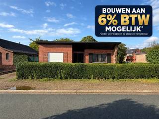 <p><span>Jouw nieuwbouwplannen beginnen hier: 7a20ca met mogelijkheid tot bouwen aan 6% btw.</span></p><p><span> </span></p><p><span>Op zoek naar een plek om jouw droomwoning te realiseren? In de Heidebloemstraat 8 te Oudsbergen bieden we een perceel van 720 m² aan, met een bestaande woning die aan een grondige renovatie toe is. Een interessante opportuniteit voor wie kiest voor een nieuwe start via sloop en heropbouw.</span></p><p><span> </span></p><p><span>Een belangrijke troef? Onder de wettelijke voorwaarden kunnen de in aanmerking komende sloop- en heropbouwwerken genieten van 6% btw in plaats van 21%. Dat kan een aanzienlijke besparing opleveren bij de realisatie van jouw nieuwbouwwoning. Ter illustratie: op €300.000 aan werken exclusief btw die volledig voor het verlaagde tarief in aanmerking komen, bedraagt het verschil maar liefst €45.000.</span></p><p><span> </span></p><p><span>Het perceel ligt in Nieuwe Kempen, deelgemeente Opglabbeek, in een woonomgeving met school, kinderopvang en sport- en speelvoorzieningen in de wijk. Ook de groene omgeving van Oudsbergen, met haar wandel- en fietsmogelijkheden, maakt deze locatie aantrekkelijk voor wie graag buiten leeft.</span></p><p><span> </span></p><p><span>Met een oppervlakte van 7a20ca en een oostgerichte tuin biedt het perceel ruimte om jouw woonwensen vorm te geven. Denk aan een energiezuinige woning, een terras in de ochtendzon en een tuin naar jouw smaak, binnen de geldende stedenbouwkundige mogelijkheden.</span></p><p><span> </span></p><p><span>De troeven op een rij:</span></p><ul><li><span>Perceel van 720 m² in woongebied.</span></li><li><span>Perceel is +-16m breed.</span></li><li><span>Interessant potentieel voor sloop en heropbouw.</span></li><li><span>Mogelijkheid tot 6% btw op de daarvoor in aanmerking komende werken.</span></li><li><span>Oostgerichte tuin.</span></li><li><span>School, kinderopvang en recreatieve voorzieningen in de wijk.</span></li><li><span>Groene gemeente met tal van mogelijkheden voor wandelen en fietsen.</span></li></ul><p><span>Zie jij hier jouw toekomstige thuis? Contacteer Robin Raeven voor meer informatie of een bezoek via 0484 35 73 08 of robin@jemar.be.</span></p><p><span> </span></p><p><span>Het verlaagde btw-tarief is afhankelijk van het bouwproject en de persoonlijke situatie van de koper. Sloop en heropbouw zijn onder voorbehoud van de vereiste vergunningen en geldende stedenbouwkundige voorschriften. De bestaande woning en de sloopkosten zijn mee in rekening te brengen bij het totale projectbudget.</span></p><p><span> </span></p>
