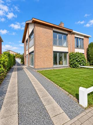 TE KOOP - DESTELBERGEN. Op zoek naar een verzorgde woning in een rustige, groene omgeving én met een vlotte bereikbaarheid? Deze halfopen bebouwing in Destelbergen combineert het allemaal. Een zeer vlotte bereikbaarheid en de nabijgelegen Damvallei nodigt uit tot wandelen en ontspannen.<br /><br />De woning werd recent grotendeels gerenoveerd en biedt een mooie basis om uw persoonlijke toets toe te voegen en er een echte thuis van te maken.<br /><br />Gelegen op een perceel van 363 m² beschikt de woning over een ruime oprit, een vrijstaande garage en een ruime tuinberging. De tuin biedt volop mogelijkheden om te genieten van het buitenleven.<br /><br />Op het gelijkvloers verwelkomt een ruime inkomhal met open trap u in de woning. Verder vindt u hier een apart toilet, een lichtrijke zitkamer met inbouwhaard, een ruime leefruimte met keuken en een praktische wasplaats.<br /><br />Op de verdieping bevinden zich twee slaapkamers en een deels vernieuwde badkamer. De grootste slaapkamer is bijzonder ruim en biedt de mogelijkheid om opgesplitst te worden, zodat een derde slaapkamer kan ontstaan.<br /><br />Ook technisch heeft deze woning heel wat troeven: een nieuw dak, een nieuwe cv-ketel en radiatoren, overal nieuwe zonwering en een conforme elektrische installatie. Het EPC-label C vervolledigt het plaatje.<br /><br />Een fijne gezinswoning met veel licht, ruimte en potentieel, klaar voor uw eigen verhaal. Ontdek het zelf tijdens een bezoek!
