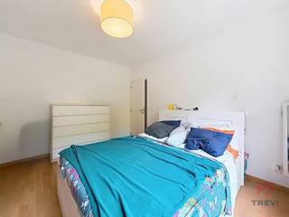 <strong>SINT-LAMBRECHTS-WOLUWE, </strong>Vlak bij het Woluwé Shopping Center en alle voorzieningen, in een rustige doodlopende straat: appartement met een woonoppervlakte van ± 90 m²:<br /><br /><strong><span>Op de 1e verdieping, ONGEMEUBILEERD</span> : </strong><br />
<ul>
<li>Hal met garderobe</li>
<li>Apart toilet</li>
<li>Woonkamer van ± 42 m² met toegang tot het terras van ± 12 m² op het ZUIDEN</li>
<li>Volledig uitgeruste keuken (oven, kookplaten, afzuigkap, koelkast, vriezer, vaatwasser, magnetron)</li>
<li>Wasruimte met wasmachine en droger</li>
<li>Slaapgedeelte</li>
<li>Slaapkamer 1 van ± 14 m² (4 x 3,4 m)</li>
<li>Slaapkamer 2 van ± 9 m² met ingebouwde kleedkamer (2,9 x 2,9 m)</li>
<li>Badkamer (bad/douche, wastafel, wc)</li>
</ul>
Kelder nr. A13<br /><br />Verplichte overdekte parkeerplaats nr. 22 voor € 100 extra per maand VERPLICHT <br /><br /><span>Voorziening voor servicekosten</span> : € 80/maand (gemeenschappelijk)