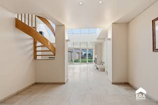 [[ DIT PAND NEEMT DEEL AAN DE ERA OPEN HUIZEN DAG OP 19/9 VAN 17:30 TOT 18:30 ]]
<p>Zeer ruime woning met grote tuin en handelsruimte mogelijk in het centrum van Staden - Westrozebeke.</p>

<p> </p>

<p>Deze gesloten bebouwing in de Dorpsstraat in Staden/Westrozebeke biedt bijzonder veel ruimte en tal van mogelijkheden voor wie wonen en werken wil combineren. Dankzij de centrale ligging bevindt u zich vlak bij winkels, scholen en dagelijkse voorzieningen. De woning beschikt over maar liefst vijf slaapkamers, verschillende polyvalente ruimtes en een ruime handelsruimte die perfect kan dienen voor een zelfstandige activiteit of praktijk. De grote tuin van 314 m² vormt een extra troef voor gezinnen of wie graag buiten leeft. Een interessante woning voor wie een ruim huis wil kopen met potentieel in het centrum van Staden.</p>

<p> </p>

<p>Belangrijkste ruimtes:<br />• Ruime living met veel mogelijkheden voor een gezellige leefruimte<br />• Handelsruimte geschikt voor winkel, praktijk of kantoor aan huis<br />• Functionele keuken met aansluitende berging<br />• Bureel ideaal voor thuiswerk of administratie<br />• Hobbyruimte en atelier met diverse gebruiksmogelijkheden<br />• 5 slaapkamers met ruimte voor een groot gezin<br />• Badkamer en meerdere toiletten aanwezig<br />• Terras met toegang tot de grote tuin van 314 m²<br />• Zolder met extra bergruimte of potentieel</p>

<p> </p>

<p>Troeven:<br />• Zeer ruime woning met veelzijdige indeling<br />• Grote tuin van 314 m² in het centrum van Staden<br />• Handelsruimte mogelijk voor zelfstandige activiteit of vrij beroep</p>

<p> </p>

<p>Neem vandaag nog contact op met je ERA-makelaar voor een bezoek.</p>

<p> </p>

<p>JOUW DROOMHUIS. ZO GEVONDEN!</p>