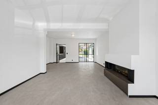 Prachtig gerenoveerde woning in het centrum met ruime tuin en garage Deze volledig gerenoveerde, instapklare woning is centraal gelegen,...