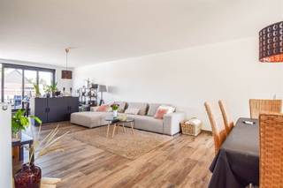 <p><span>Dit unieke en moderne duplexappartement is zeer rustig gelegen aan de rand van de stad en vormt de ideale woonst voor wie op zoek is naar ruimte, licht en comfort. De toegang tot de eerste verdieping bevindt zich aan de buitenzijde van het gebouw. Via de inkomhal, voorzien van een afzonderlijk gastentoilet, betreedt u het ruime appartement. De uitzonderlijk grote leefruimte geniet dankzij de grote schuiframen aan beide zijden van een overvloed aan natuurlijk licht en geeft uit op twee aangename terrassen. De open keuken sluit in L-vorm aan op de leefruimte en is volledig ingericht met een inductiekookplaat, dampkap, koelkast met diepvriesvak, oven, microgolfoven en vaatwasser. Naast de keuken bevindt zich een praktische wasplaats met de nodige aansluitingen voor wasmachine en droogkast. Een mooie beuken trap leidt naar de tweede verdieping, waar de nachthal toegang biedt tot drie ruime slaapkamers en een grote, ingerichte badkamer met inloopdouche, ligbad, dubbele lavabo in meubel en een tweede toilet. Het terras aan de voorzijde biedt een aangename plek om in alle rust van de omgeving te genieten. Daarnaast beschikt het appartement over een ruime bergzolder over de volledige oppervlakte en een private parkeerplaats achteraan het gebouwencomplex.</span></p><p><span> </span></p><p><span> </span></p>