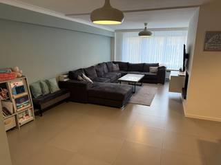 Op zoek naar een instapklaar en ruim appartement met Rivierenhof als achtertuin? Kijk dan niet verder.Het appartement is gelegen in het gegeerde Deurne-Zuid en op wandelafstand van alle centrumfaciliteiten. Ruime keuze aan openbaar vervoer en gelegen nabij verschillende belangrijke invalswegen, supermarkten, kleinhandel en scholen.Het appartement van ca. 110 m² ligt op de eerste verdieping van een kleinschalig gebouw. Een brede inkomhal als centrum met een deur naar een apart toilet met lavabo. Daarnaast bevindt zich de badkamer voorzien van vloerverwarming (wastafel, douche, toilet, aansluiting voorzien voor wasmachine) Aan de achterkant van het gebouw bevinden zich 2 ruime slaapkamers (13 m² en 14 m²). Aan de andere kant kom je in de ruime leefruimte met prachtige lichtinval door de grote ramen. Deze is ingedeeld in living, eetkamer en aansluitend een halfopen keuken. De ruime keuken is ingericht met alle nodige toestellen en voldoende opbergmogelijkheden.Het appartement heeft overal dubbele beglazing en is voorzien van rolluiken. Aan opbergruimte is er ook geen gebrek. Op het gelijkvloers in de gang heb je nog 3 kasten om spullen op te bergen en op het verdiep zelf heb je nog een ruime berging. Nuttige informatie:Maandelijkse provisie 85 euro: water, blokpolisMogelijkheid om binnenstaanplaats te huren aan de overkant voor 72 euro/maand.Afspraak via Dewaele.com!De algemene voorwaarden van Dewaele DIY kunt u steeds raadplegen via dewaele.com.