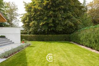 <p><b>Bienvenue dans cette magnifique maison récemment rénovée dans un style moderne à Sint-Martens-Latem</b></p><p>Cette propriété exclusive offre une combinaison idéale d’espace, de luxe et de raffinement. Avec <b>ses 6 chambres et ses 3 salles de bains</b>, cette maison convient parfaitement à une grande famille ou à ceux qui apprécient le confort et les possibilités qu’elle offre.</p><p><b>Points forts de la propriété :</b></p><p><b>Intérieurs luxueux :</b> l'intérieur comprend une cuisine ouverte élégante dotée de finitions haut de gamme, un salon spacieux donnant sur la terrasse, un bureau/espace de travail et un impressionnant dressing. Les salles de bains sont aménagées avec élégance et disposent d'équipements modernes, notamment une baignoire îlot et une douche.</p><p><b>Équipements de bien-être :</b> la propriété dispose d’une salle de sport entièrement équipée avec du matériel professionnel, idéale pour la santé et le bien-être.</p><p><b>Loisirs et divertissements :</b> une salle de jeux luxueuse au sous-sol, avec table de billard, bar et ambiance lounge, offre un espace de divertissement idéal pour la famille et les amis.</p><p><b>Possibilités de stationnement :</b> Avec <b>5 garages</b>, vous disposez d’un espace plus que suffisant pour vos véhicules, pouvant être aménagé selon vos besoins.</p><p><b>Espaces extérieurs :</b> La propriété est entourée de magnifiques jardins aménagés, avec de vastes pelouses, des arbres matures et des haies. Les terrasses sont parfaites pour se détendre et passer du temps ensemble en plein air.</p><p><b>Emplacement :</b> Située à Sint-Martens-Latem, un quartier résidentiel très prisé, cette propriété se trouve dans un environnement calme et verdoyant, au cœur de quartiers bien aménagés et à proximité d'excellentes commodités.</p><p>Il s'agit d'une opportunité exceptionnelle pour ceux qui recherchent une propriété haut de gamme alliant tout le confort moderne et l'élégance.</p>