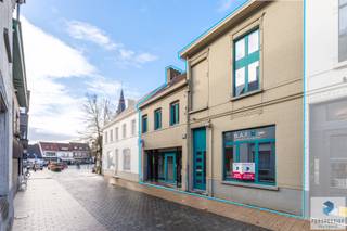 Dit veelzijdige gebouw werd enkele jaren geleden grondig en kwalitatief gerenoveerd en verkeert in absolute topstaat.<br />Dankzij deze totaalrenovatie geniet u van;<br /><br />- EPC-label B<br />- Conforme elektrische keuring<br />- Asbestvrij attest<br />- Vloerverwarming, airconditioning, vernieuwde leidingen en een frisse afwerking<br /><br />Met een bruikbare vloeroppervlakte van 376 m² is er meer dan voldoende ruimte voor al uw professionele activiteiten.<br /><br />Indeling<br />Gelijkvloers: 2 aparte ingangen, stijlvolle wachtruimte, ruime vergaderzaal, meerdere bureaumogelijkheden met ingebouwde kasten, vernieuwde keuken, meerdere toiletten, een aparte douche ruimte, 2 kelderbergingen, technische ruimte.<br />Eerste verdieping: diverse kantoorruimtes ingedeeld in compartimenten, badkamer met toilet en toegang tot het absolute topstuk: het dakterras mét extra ruimte – ideaal voor ontspanning, een personeelsruimte of gewoon om het weekend in te zetten.<br />Derde verdieping: bijkomende ruimte die flexibel kan worden ingericht naar wens (extra kantoor, ontspanning, archief, …).<br /><br />Locatie<br />Dit gebouw was vroeger een verzekeringskantoor en bevindt zich in het hart van Aalter centrum, omringd door levendige buren zoals Het Vijfde Seizoen, Café ’t Altaer en de markt. Voor bezoekers en personeel is er gratis parkeergelegenheid op wandelafstand, met keuze uit twee grote parkeerterreinen.<br /><br /><br />Contacteer PERSPECTIEF VASTGOED – 7 op 7 bereikbaar – voor meer informatie of een bezoek.<br />Bel  050/550.750 of mail naar info@perspectiefvastgoed.be.