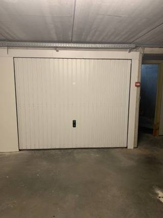 Deze garagebox is enkel te huur op jaarbasis en onmiddellijk vrij.Mét elektriciteit en verlichting in de box.Maandelijkse huurprijs: 135 EUR...