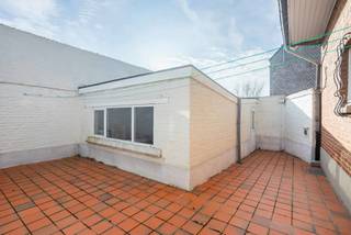 <p>Deze te renoveren woning is gelegen aan de stadsrand van Geraardsbergen en biedt tal van mogelijkheden voor wie op zoek is naar ruimte en potentieel. Dankzij de vlotte bereikbaarheid en rustige omgeving vormt dit pand een interessante opportuniteit.</p>
<p>De inkomhal geeft toegang tot de woonkamer, eetkamer en keuken. Aansluitend bevinden zich de veranda en het terras.<br />Verder is er op het gelijkvloers een badkamer voorzien van een bad, lavabo en toilet.<br />Daarnaast is er een droge kelder en een garage, wat extra opbergruimte en comfort biedt</p>
<p>De eerste verdieping beschikt over 3 slaapkamers.</p>
<p>Hoewel de woning aan renovatie toe is, biedt ze een sterke basis. Met de juiste aanpak en investering kan dit pand worden omgevormd tot een aangename en charmante gezinswoning op een gegeerde locatie.</p>
<p>Interesse? Contacteer Katrien: 0473/42.76.99. – katrien@cornelis-goeman.be</p>
<p><strong>Vraagprijs: € 239.000</strong></p>
