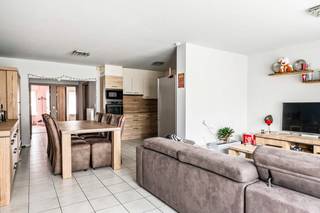 Op een uitstekende locatie te Putte bevindt zich dit ruim (97m2) gerenoveerd en energiezuinig appartement met twee slaapkamers en garagebox. U bevindt zich hier op wandelafstand van het centrum met supermarkten, eet-en drankgelegenheden, winkels, scholen en het openbaar vervoer. <br /><br />We betreden het appartement via de ruime leefruimte dewelke van veel lichtinval geniet door de grote raampartijen. Deze kunt u inrichten met een gezellige zithoek en een aparte eetplaats. Aangrenzend bevindt zich de ingerichte open keuken, voorzien van kwalitatieve toestellen. De hal geeft ons toegang tot twee ruime slaapkamers en de badkamer uitgerust met een lavabomeubel, douchebad en een toilet. Er is ook ruimte voor de wasmachine en droogkast voorzien. Ten slotte beschikt het appartement nog over een berging. Het dak is recent reeds gerenoveerd en u heeft recht tot toegang in de gemeenschappelijke tuin. De garagebox is verplicht bij aan te kopen voor €25.000.<br /><br />Dit is een uitstekende opportuniteit als u op zoek bent naar een ruim (97m2), energiezuinig appartement op een centrale locatie. Tevens interessant voor starters of investeerders. Contacteer ons snel op het nummer 0480 66 14 77 voor meer informatie of neem een kijkje op www.boonstravastgoed.be. <br /><br />Bijzonderheden:<br />- Garagebox<br />- 2 slaapkamers<br />- Energiezuinig - EPC B