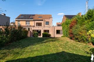 <p><strong>Te renoveren woning met 4 slaapkamers en zuid tuin in doodlopende straat</strong><br /><br /><strong>Algemeen:</strong><br />- Zeer goed onderhouden woning (1e eigenaar)<br />- Bewoonbare oppervlakte: ca. 215 m²<br />- Onderhoudsvriendelijke zuid georiënteerde tuin<br />- Volledige privacy<br />- Grote leefruimte met open keuken (ca. 66 m²)<br />- 4 slaapkamers<br />- Badkamer met ligbad en douche<br />- Garage en wasplaats (ca. 35 m²)<br />- Oprit met voldoende parkeergelegenheid<br /><br /><strong>Onmiddellijke omgeving:</strong><br />- Gelegen in een doodlopende straat grenzend aan natuurgebied Oude Spoorwegberm<br />- Kindvriendelijke buurt<br />- Zeer vlotte bereikbaarheid naar Antwerpen en Brussel (E19 en trein)<br />- Nabij het centrum van Kontich met scholen, winkels, openbaar vervoer en verschillende natuurgebieden op fiets- en wandelafstand<br /><br /><strong>Technische kenmerken:</strong><br />- Bouwjaar 1988<br />- Zeer degelijke basisconstructie<br />- CV op mazout<br />- Woning is volledig onderkelderd met kruipruimte<br />- Rolluiken aanwezig <br /><br /><strong>Indeling:<br /></strong><span>Gelijkvloerse verdieping (ca. 125 m²)</span><br />- Inkomhal met vestiaireruimte<br />- Apart gastentoilet<br />- Grote leefruimte met zithoek en gesloten haard (ca. 40 m²)<br />- Riante eetkamer met open keuken (ca. 26 m²)<br />- Zuid georiënteerde tuin met terras<br />- Garage met smeerput<br />- Technische ruimte en berging/wasplaats<br /><br /><span>Eerste verdieping (ca. 65 m²)</span><br />- Nachthal<br />- 3 grote slaapkamers (ca. 14, 13 en 11 m²)<br />- Grote badkamer met ligbad, douche, 2 wastafels en toilet<br /><br /><span>Tweede verdieping (ca. 60 m²)</span><br />- Ruime nachthal<br />- 1 slaapkamer (ca. 14 m²)<br />- Polyvalente zolderruimte (ca. 20 m²)</p>
