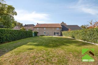 Op zoek naar een woning met karakter, ruimte en een uitzonderlijke landelijke setting? Deze stijlvolle vleugel van een authentieke vierkantshoeve in Rutten weet meteen te bekoren. Hier gaan historische charme en hedendaags wooncomfort hand in hand. De woning werd smaakvol afgewerkt met kwalitatieve materialen en beschikt over een verrassend ruime en veelzijdige indeling. De authentieke elementen, de royale leefruimtes en het uitzicht versterken het unieke karakter van deze eigendom.<br /><br />Via de inkomhal komen we op het gelijkvloers met 3 slaapkamers, een bijkomende kamer die perfect kan worden ingericht als vierde slaapkamer, bureau of hobbyruimte, een badkamer en een aparte douchekamer. Verder is er een afzonderlijk toilet en een handige berging.<br />De volledig ingerichte keuken vormt een aangename leefplek en biedt rechtstreeks toegang tot het terras en de tuin. <br />Op de verdieping bevindt zich de absolute blikvanger van de woning: een ruime en bijzonder lichtrijke leefruimte met authentieke elementen en een prachtig zicht over de omgeving. Daarnaast beschikt deze verdieping nog over 2 slaapkamers en een apart toilet.<br /><br />In de andere zijvleugel bevinden zich 2 grote stallingen.<br /><br />RUST, RUIMTE EN AUTHENTICITEIT<br />De ligging in Rutten biedt een bijzonder aangename woonomgeving. Omgeven door groen en rust geniet u hier volop van privacy en landelijke sereniteit, zonder in te boeten aan bereikbaarheid. Het centrum van Tongeren en de belangrijkste invalswegen zijn vlot bereikbaar.<br />Ook buiten is het aangenaam vertoeven. Het terras en de tuin vormen een rustige plek om te genieten van de ruimte en het landelijke karakter van de omgeving.<br /><br />DE TROEVEN OP EEN RIJ:<br />x Authentieke vleugel van een karaktervolle vierkantshoeve; <br />x Bijzonder ruime en veelzijdige indeling; <br />x Royale, lichtrijke leefruimte met authentieke elementen; <br />x Kwalitatieve en stijlvolle afwerking; <br />x Terras en tuin met aangename buitenbeleving.<br /><br />BESCHERMD ERFGOED<br />De hoeve en binnenkoer zijn beschermd als erfgoed. Dit draagt bij aan het unieke karakter en de historische waarde van deze bijzondere eigendom.<br />Meer informatie: https://inventaris.onroerenderfgoed.be/aanduidingsobjecten/3610.<br /><br />Een eigendom voor wie op zoek is naar ruimte, authenticiteit en een bijzondere woonomgeving. Ontdek zelf de charme van deze unieke vierkantshoeve in Rutten en maak telefonisch een afspraak voor bezichtiging op het nummer 012 23 00 23 of mail uw vragen aan roland@immo-leroi.be.