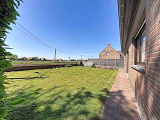<h1><span>Ruime, goed onderhouden energiezuinige woning op wandelafstand van het natuurgebied 'De Blankaart'</span></h1><h1><span> </span></h1><h1><span>De eigendom beschikt over een </span><span>ruime oprit</span><span>, </span><span>inpandige garage </span><span>met </span><span>automatische poort</span><span>, ruime, afgesloten </span><span>tuin </span><span>rondom met </span><span>tuinhuis</span><span>.</span></h1><h1><span> </span></h1><h1><span>De woning is ingedeeld als volgt:</span></h1><h1><span> </span></h1><h1><span>Gelijkvloers:</span></h1><h1><span>inkomhal</span><span>, lichtrijke </span><span>leefruimte </span><span>met authentieke kachel (op kolen), volledig vernieuwde </span><span>Dovy keuken </span><span>voorzien van alle comfort en </span><span>ruime berging</span><span>.</span></h1><h1><span>Twee </span><span>(slaap)</span><span>kamers</span><span>/bureau- hobbyruimte, </span><span>apart toilet</span><span>, volledig </span><span>vernieuwde badkamer </span><span>met lavabomeubel en inloopdouche, </span><span>wasberging </span><span>en toegang tot de ruime garage.</span></h1><h1><span> </span></h1><h1><span>Eerste verdieping:</span></h1><h1><span>ruime </span><span>nachthal</span><span>, </span><span>eerste slaapkamer </span><span>met </span><span>zolderberging</span><span>, </span><span>tweede </span><span>ruime </span><span>slaapkamer </span><span>en </span><span>geïsoleerde zolder </span><span>met mogelijkheid tot creëren van extra ruimtes.</span></h1><h1><span> </span></h1><h1><span>Extra's: </span></h1><h1><span>- Warmtepomp met units over heel de woning</span></h1><h1><span>- Recent vernieuwde keuken en badkamer (2024)</span></h1><h1><span>- kwalitatieve materialen</span></h1><h1><span>- 29 zonnepanelen</span></h1><h1><span>- Regenwater</span></h1><h1><span>- Rolluiken</span></h1><h1><span>- EPC-label B</span></h1><h1><span>- Asbestveilig</span></h1><h1><span> </span></h1><h1><span>De geafficheerde prijs is een vanafprijs!</span></h1><h1><span> </span></h1>