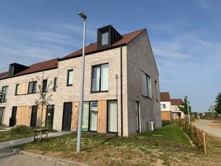 Deze energiezuinige nieuwbouwwoning maakt deel uit van woonproject ’t Park, een groene kindvriendelijke verkaveling vlakbij het station van Tielt. Hier heb je een ideale balans tussen rust, natuur en een vlotte bereikbaarheid.<br /><br />Indeling van het pand: <br />Inkomhal met gastentoilet en toegang tot de leefruimte, open keuken met berging, ruime tuin met terras, nachthal, drie slaapkamers, twee badkamers (zowel bad als douche), toilet, afgewerkte zolder met vaste trap. <br /><br />Verder beschikt de woning over een autostaanplaats en een ruim tuinhuis.<br />De woning is onmiddellijk beschikbaar en volledig instapklaar (geschilderd, gordijnen, verlichting,...). <br /><br />’t Park is een rustige, kindvriendelijke omgeving met veel groen, terwijl het station op wandelafstand ligt en woon-werkverkeer eenvoudig maakt.<br /><br />Interesse? Contacteer ons voor uw persoonlijk bezoek!