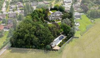 HÔTEL À ZEDELGEM AVEC VUE SUR LES GROENE MEERSEN<br />Cet hôtel familial « 3 étoiles », authentique et charmant, est géré avec succès depuis déjà 30 ans dans un emplacement de choix, à 15 minutes en voiture du centre de Bruges, avec vue sur les Groene Meersen.<br /><br />AGENCEMENT :<br />La propriété comprend :<br /><br />- Entrée avec vaste hall d'escalier et réception/bureau<br />- 14 toilettes pour les clients<br />- 10 chambres d'hôtel (extension possible)<br />- Salle de petit-déjeuner (30 m²) avec cheminée<br />- Cuisine (30 m²)<br />- Terrasse orientée sud (+/- 75 m²)<br />- Piscine avec pool house et terrasse<br />- Salle de banquet/salle de fête (130 m²) - Salle de réunion - Débarras<br />- Buanderie<br />- 10 places de parking sur le domaine de l'hôtel<br /><br />DÉTAILS :<br />- Entièrement équipé et prêt à emménager<br />- Toujours en activité avec succès<br /><br />Ce bien immobilier commercial exceptionnel à Bruges vous intéresse ? N'hésitez pas à nous contacter.<br /><br />Pour plus d'informations ou une visite sans engagement, contactez Jurgen au 0493 330 553 ou envoyez un e-mail à jurgen@immax.be.