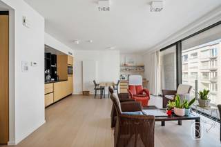 Op zoek naar een comfortabele en energiezuinige serviceflat in Koksijde? Leuke centrale ligging. Tevens ideale investering. Deze aangename assistentiewoning met 1 slaapkamer, terras en EPC-label A combineert zelfstandig wonen met het comfort van een serviceflat.De flat beschikt over een lichtrijke leefruimte met aansluitend een ingerichte keuken en toegang tot het terras. Daarnaast is er een afzonderlijke slaapkamer en de nodige ruimte om comfortabel en praktisch te wonen.Dankzij het EPC-label A geniet u bovendien van een bijzonder energiezuinige woonomgeving. Het terras vormt een mooie extra troef en biedt een aangename plek om buiten te genieten.Deze serviceflat is een interessante keuze voor wie op zoek is naar comfortabel en zelfstandig wonen in Koksijde, met de voordelen en ondersteuning die verbonden zijn aan een assistentiewoning.Interesse in deze serviceflat in Koksijde? Neem gerust contact met ons op voor meer informatie of een bezoek.Te koop via Immo Beguin, jouw vastgoedexpert sinds 2009, met kantoren in Ronse, Waregem, Kortrijk, Deinze, Doornik, Lessines, Moeskroen en Nieuwpoort.Meer info of bezoek via loic@immobeguin.be