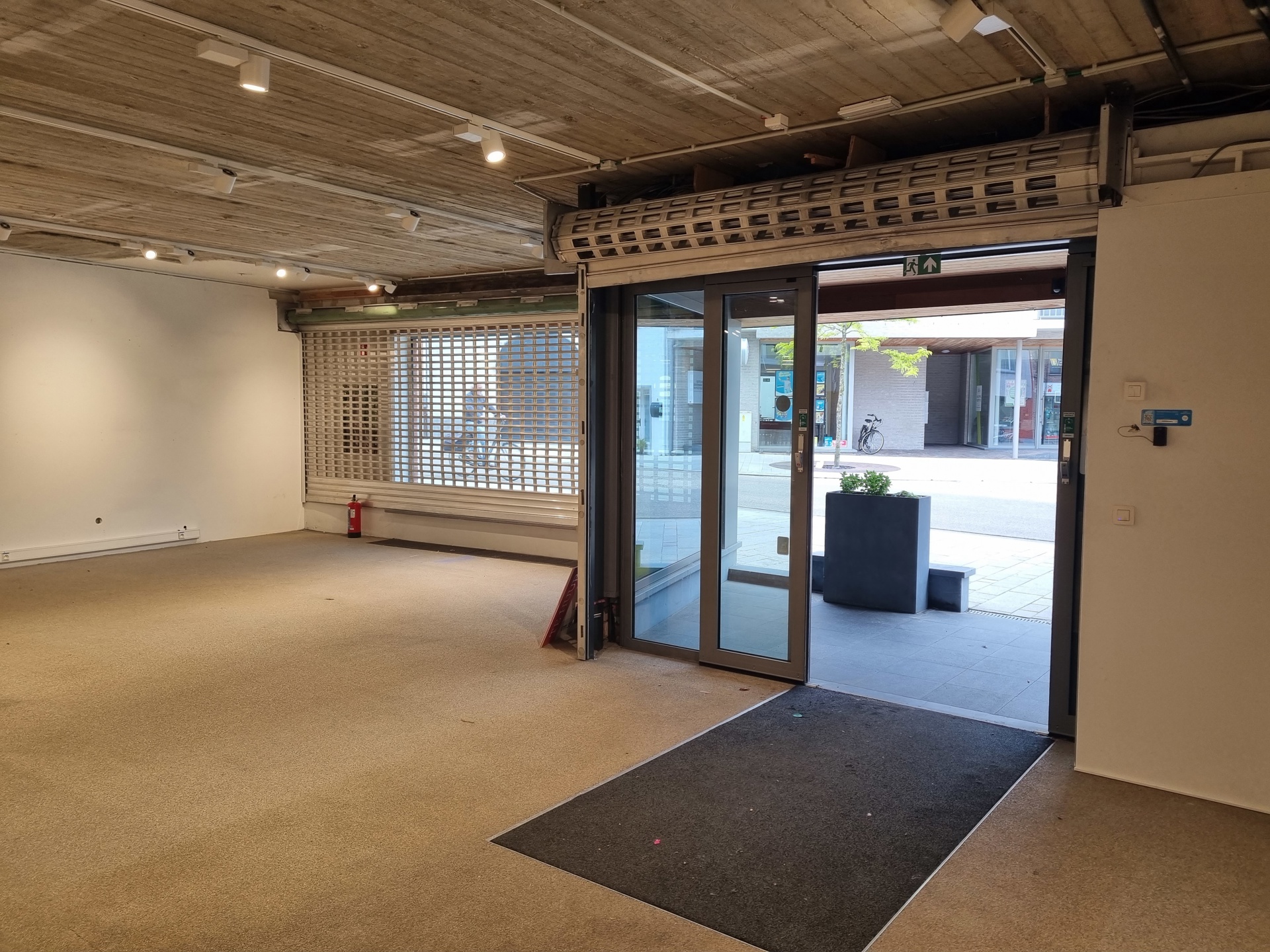 Handelsgelijkvloers met 6 bovenliggende appartementen - foto 4