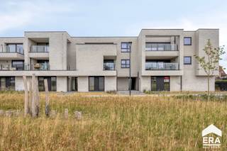 <p><strong>Residentie De Admiraliteit:</strong> Wonen in midden <strong><em>in het centrum, groen en rustig gelegen</em></strong> in een binnengebied aan een <strong><em>verkeersvrij</em></strong> park.</p><p>In het kerngebied van Lommel, tussen de Hees, Hezerpad, Nachtegaalstraat en Vreyshorring realiseert Aristas een prachtig woonproject &quot;Residentie De Admiraliteit&quot;.</p><p>Dit eigentijds woningbouwproject bestaat uit <strong><em>24 appartementen</em></strong>, steeds met ruime terrassen of tuinen en voorzien van ondergrondse parkeerplaatsen en bergingen.</p><ul><li>Prachtige locatie: rustig, in het groen én in het centrum</li><li>Eigentijdse architectuur</li><li>Zonnepanelen &amp; warmtepomp</li><li>BEN-woningen &amp; appartementen</li><li>E-peil kleiner of gelijk aan 30</li></ul><p>De residentie is voorzien van:</p><p>· Gemeenschappelijke ontspanningsruimte van 60m²</p><p>· Ondergrondse parkings</p><p>· Ondergrondse fietsenstalling</p><p>Aankoop onder BTW-stelsel &amp; Wet Breyne: 12% op de grondwaarde &amp; 21% op het constructie-aandeel.</p><ul><li>3 slaapkamer appartement vanaf €348.000,-</li><li>4 slaapkamer appartement vanaf €444.000,-</li></ul><p>Graag meer informatie over dit prachtig project?</p><p>Maak een afspraak via 011 550 440 of info@eratournier.be</p>