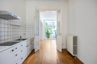 De op te frissen woning te koop met vier slaapkamers en ruime stadstuin is gelegen in een gegeerde buurt aan de Lange Leemstraat. Dit is een zeer centrale ligging vlakbij het Groen Kwartier, Zurenborg, het station van Berchem en andere belangrijke invalswegen. De woning is thans ingedeeld in twee wooneenheden, maar kan met beperkte aanpassingen terug omgevormd worden tot een eengezinswoning.Indelingruime kelderverdiepinggelijkvloers:- inkomhal- leefruimte- open keuken met eetruimte- badkamer- stadstuin van 50m² met Zuid-oriëntatieeerste verdieping:- badkamer- keuken (kan omgevormd worden tot een slaapkamer)- twee slaapkamerstweede verdieping:- twee slaapkamersZolder troeven:- toplocatie- af te werken naar eigen smaak- tuin is ook te bereiken via een aparte inkomdeur aan de straatkantDeze woning wordt te koop aangeboden voor een vraagprijs van 749.000 euro.TUIN: Deze AI-visualisaties zijn bedoeld als inspiratie. Er werd geen rekening gehouden met technische specificaties, stedenbouwkundige voorschriften of de concrete mogelijkheden tot realisatie.Visualisaties te ontdekken op onze website www.dewaele.comBent u geïnteresseerd in een appartement of woning te koop in Antwerpen? Aarzel dan niet om ons te contacteren. Had u graag uw eigen eigendom te koop aangeboden contacteer ons dan voor een vrijblijvende schatting, telefonisch op het nummer 03/206.76.76 of per mail naar antwerpen@dewaele.com.EPC: 382 kWh/m²EPC: 275 kWh/m²Bestuursmaatregelen in het maatregelenregister: nee