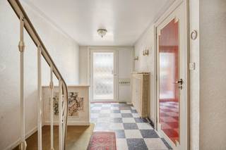 Deze woning vormt de perfecte basis voor wie niet bang is om de handen uit de mouwen te steken. Mits de nodige renovatiewerken tovert u...