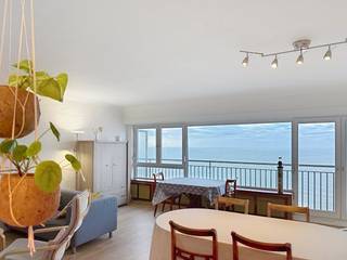 Twee slaapkamer appartement te huur in residentie Europacentrum op de 27ste verdieping waar u geniet van adembenemend frontaal zeezicht...