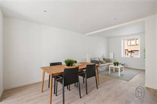 <p>Recent gerenoveerde en instapklare woning met 3 slaapkamers, zuidoostgerichte tuin en terras, op een aangename locatie. <br /><br />Deze charmante woning werd in 2026 grondig gerenoveerd en biedt een bewoonbare oppervlakte van 135m². Dankzij de doordachte indeling, moderne technieken en energiezuinig karakter (EPC B – 110 kWh/m²/j) geniet je hier van comfortabel en hedendaags wonen.<br /><br />INDELING:<br />Inkomhal, gezellige en lichtrijke leefruimte met geïnstalleerde keuken, aansluitend een praktische wasplaats en directe toegang tot het zuidoostgerichte terras en de aangename tuin (88 m²). Verder beschikt de woning over 3 slaapkamers, een badkamer met douche , twee toiletten en een ingerichte zolder die extra mogelijkheden biedt (bureau, hobbyruimte of extra slaapkamer).<br /><br />Deze woning biedt een ideale combinatie van charme, modern comfort en een uitstekende ligging.<br /><br />Voor wie is deze woning ideaal?<br />♦ Voor gezinnen die op zoek zijn naar een instapklare woning met tuin en voldoende ruimte.<br />♦ Voor koppels die comfortabel willen wonen in een centrale omgeving.<br />♦ Voor investeerders die zoeken naar een vlot verhuurbaar en kwalitatief pand.<br /><br />Te koop via Immo Beguin, jouw vastgoedexpert sinds 2009. Met kantoren in Ronse, Waregem, Kortrijk, Deinze, Doornik en Lessines.<br />✉️ info@immobeguin.be</p>