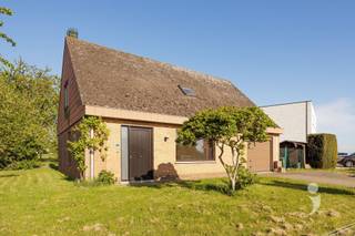 <p><span>Op zoek naar een woning die je volledig naar eigen smaak kan opfrissen? Dan is deze welgelegen woning in Tielt-Winge iets voor jou!</span></p><p><span>Deze woning is gelegen in een groene omgeving en biedt een uitstekende basis voor wie ruimte en potentieel weet te waarderen.</span></p><p><span> </span></p><p><span>De woning beschikt over drie volwaardige slaapkamers en bevindt zich op een ruim perceel van maar liefst 8a 79ca. Op de benedenverdieping is er een inkomhal met apart toilet, grote en lichtrijke leefruimte, ruime keuken, aparte wasplaats en een inpandige garage. Ook de oprit biedt parkeermogelijkheden.</span></p><p><span>De westelijk gerichte tuin is een absolute troef: hier geniet je volop van de namiddag- en avondzon.</span></p><p><span> </span></p><p><span>Binnenin vraagt de woning om een stevige opfrissing maar energetisch scoort de woning al goed met EPC-label C.</span></p><p><span>De elektriciteit is niet conform AREI. Het dak is afgewerkt met asbestleien dat aan vervanging toe is. De structuur van het dak zelf is wel nog in goede staat!</span></p><p><span>*sommige ruimtes zijn niet goed geschilderd en verbeterd met AI*</span></p><p><span> </span></p><p><span>Benieuwd of deze woning in het groene Tielt-Winge iets voor jou is? Vraag dan snel je bezoek aan via 016 15 31 15 of info@immolivit.be!</span></p>