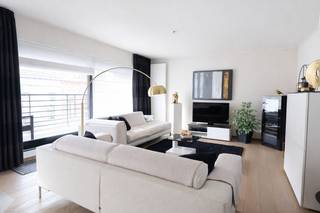 Dit lichtrijke tweeslaapkamerappartement is gelegen op de tweede verdieping van een kleinschalige residentie met slechts twee wooneenheden, pal in het centrum van Roeselare. Dankzij deze uitstekende ligging bevinden winkels, horeca en openbaar vervoer zich op wandelafstand, terwijl u toch geniet van rust, privacy en optimaal wooncomfort. Het gebouw is bovendien uitgerust met een lift, wat bijdraagt aan extra comfort en toegankelijkheid.<br /><br />Via de inkomhal betreedt u de ruime leefruimte, die baadt in het natuurlijke licht en voorzien is van airconditioning en zonnescreens aan de voorzijde, wat zorgt voor een aangenaam binnenklimaat in elk seizoen. Aansluitend bevindt zich de modern ingerichte keuken met hoogwaardige ATAG-toestellen, waaronder een kookplaat, spoelbak, microgolfoven, oven, koelkast en vaatwasmachine. Het volledige appartement werd steeds zeer goed onderhouden en verkeert in uitstekende staat.<br />Verder beschikt het appartement over twee volwaardige slaapkamers en een stijlvolle badkamer met dubbele wastafel, ligbad en aparte douche. Daarnaast is er een praktische berging met aansluiting voor wasmachine. De verwarming gebeurt via centrale verwarming op gas. Daarnaast is een waterverzachter aanwezig. <br /><br />Tot slot beschikt het appartement over twee terrassen, zowel aan de voor- als achterzijde, waardoor u op elk moment van de dag van de zon kan genieten.<br />Een instapklaar, comfortabel appartement op een absolute topligging — zeker een bezoek waard!<br /><br />Beschikbaar vanaf: 1 mei 2026<br />Gemeenschappelijke kosten: €100/maand<br /><br /><u><strong>Benieuwd naar dit appartement?</strong></u><br />Ga naar de website www.dicasa.be, klik op het pand dat je wenst te huren en vul via de knop "Bezoek aanvragen" een kort profiel in. Daarna nemen we contact met je op voor een bezoek. Telefonisch kunnen er geen afspraken gemaakt worden.<br /> 