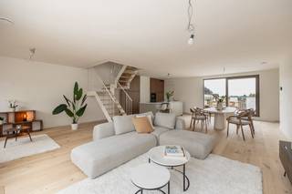 <span>Via de inkom met apart toilet en berging bereikt men de riante leefruimte (66 m²) op parketvloer met open keuken en terras aan de voor- en achterzijde. Er is zelfs mogelijkheid tot het maken van een vierde slaapkamer (11 m²). Op deze verdieping beschikt u ook over een douchekamer met inloopdouche en lavabomeubel.</span><br /><span>Via de trap naar de tweede verdieping heeft u toegang tot 3 lichtrijke slaapkamers op parketvloer, ruime badkamer en berging. De eerste slaapkamer heeft eveneens een ensuite badkamer en dressing. Verder beschikt u nog een wasplaats en berging.</span><br /><br /><span>Deze penthouse werd hoogwaardig afgewerkt en beschikt over zonnepanelen, vloerverwarming én vloerkoeling, parketvloeren, warmtepomp,...</span><br /><br /><span>Via een makkelijke in-en uitrit komt u in de ondergrondse parking. Hier is een ruime autostaanplaats en kelderberging voorzien. (Niet vervat in prijs).</span><br /><br /><span><strong>AANKOOP AAN 6% BTW-TARIEF MOGELIJK MITS VOORWAARDEN.</strong></span><br /><span>Registratierechten (12%) op het grondaandeel.</span><br /><span>Btw op het constructieaandeel. </span><br /><br /><span><strong>BIJZONDERHEDEN</strong></span><br /><span>* E-peil 20</span><br /><span>* Verwarming met individuele warmtepompen</span><br /><span>* Vloerverwarming + vloerkoeling</span><br /><span>* Individuele zonnepanelen</span><br /><span>* Ventilatiesysteem type D</span><br /><span>* Ruime ondergrondse parking (niet vervat in prijs)</span>
