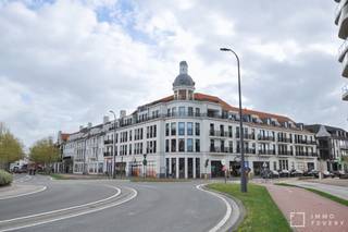 Op een zeer centrale ligging in de gegeerde wijk Duinenwater te Knokke, bevindt zich dit ruim 3 slaapkamer appartement met open zicht. Dankzij de nabijheid van de winkels en het strand op wandelafstand, is dit een ideale uitvalbasis als tweede verblijf of hoofdverblijfplaats aan de kust.<br /><br />Indeling: De inkomhall is voorzien is van een ruime berging (met aansluiting wasmachine en droogkast) en een gastentoilet. Aansluitend komt u in de ruime leefruimte met een open, volledig ingerichte keuken. De leefruimte geeft uit op een aangenaam terras met open zicht. In totaal zijn er 3 slaapkamers, waarvan de hoofdslaapkamer beschikt over een en suite badkamer (ligbad, dubbele lavabo en toilet). Op de nachthal zicht de douchekamer. <br /><br />In het gebouw is er mogelijkheid tot aankoop van een staanplaats.<br />De gemeenschappelijke fietsenberging biedt plaats aan 2 fietsen.<br /><br /><span>Een bezoek ter plaatse wordt sterk aangeraden en is steeds mogelijk op afspraak!</span><br /><span>Contacteer ons vandaag nog om uw afspraak vast te leggen via +32 (0)50 66 20 20.</span>