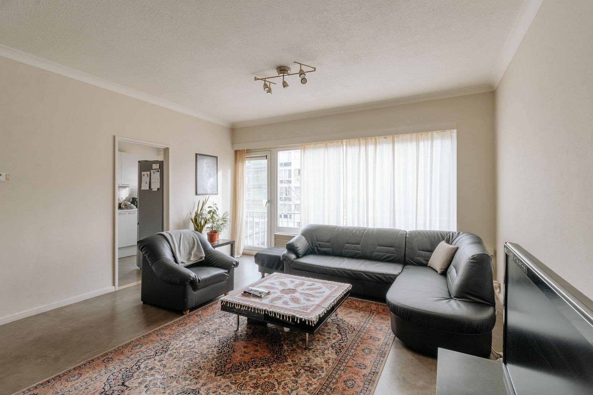 Lichtrijk 2‑slpk appartement met twee terrassen in Wilrijk! - foto 4