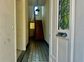 <p>FOR RENT : Ready to move in family home with garden near the station/centre of Oudenaarde</p><p>Are you looking for the perfect combination of quiet living and excellent accessibility? <br />Then this cozy, ready-to-rent house is what you are looking for.<br />This house is located within walking distance of the station and the bustling city center.</p><p>The house provides on the ground floor a large hall, storage room, toilet and living room with kitchen.<br />On the 1st floor: bathroom, 1 bedroom and dressing room and on the 2nd floor 2 bedrooms<br />extra asset! <br />A large garden with carport.</p><p>Curious ?<br />Request your visit through our website www.immodhondt.be </p>