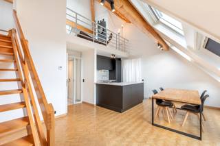 Dit prachtige 2-slaapkamer appartement is gelegen op een zeer rustige toplocatie te Heverlee. Het appartement maakt deel uit van een kleinschalige residentie en biedt u enorm veel troeven.<br />De ruime inkomhal geeft u directe toegang tot de verschillende leef- en slaapruimtes. De leefruimte bevindt zich aan de achterzijde van het gebouw, kijkt uit op het achtergelegen groen en geniet van een open, volledig geïnstalleerde keuken met kwaliteitsvolle toestellen. Dankzij de grote raampartijen baadt de volledige leefruimte in het licht. Vanuit de keuken heeft u toegang tot het terras, waar het heerlijk vertoeven is. Via een houten trap bereikt u vanuit de leefruimte de gezellige, bovengelegen zithoek.<br />Verder beschikt het appartement over twee slaapkamers, een badkamer met ligbad/douche en een apart toilet. Het pand heeft een EPC label C, wat een degelijke energetische basis biedt en ruimte laat voor verdere optimalisatie.<br />Daarnaast is er een ruime, droge bergruimte en een afgesloten garagebox aanwezig.<br />Bent u op zoek naar een topappartement op een heerlijke woonlocatie te Heverlee? info@covas.be // 016 40 60 20 // www.covas.be