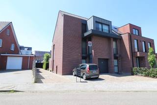 INDELINGInkomhal, toiletruimte, woonkamer met open keuken voorzien van de volgende toestellen nl. koelkast, kookplaat, afzuigkap, vaatwasser en...