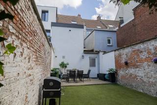 Een instapklare stadswoning in een van de meest beloftevolle buurten van Antwerpen. Den Dam zit volop in de lift, met Park Spoor Noord om de hoek, het heraangelegde Vetten Osplein op wandelafstand en concrete plannen voor nieuwe parken, scholen en verbindingen die de buurt de komende jaren nog aantrekkelijker maken. <br /><br />Indeling<br />Op de gelijkvloers stapt u binnen via de voordeur in een hal met sierlijke originele trapleuning, die meteen het karakter van de woning toont. Achter de hal vindt u een kamer die zich perfect leent als slaapkamer, kantoor, hobbyruimte met de aansluitingen voor een extra badkamer al voorzien. Een gang met lichtkoepel leidt door naar de zonnige tuin met veel privacy.<br /><br />De woning beschikt daarnaast over een tweede toegang via de ruime garage van 29 m² met automatische poort en inbouw opbergruimte. De garage biedt plek voor auto, motor én bakfiets, een zeldzame luxe in deze buurt. Vanuit de garage komt u rechtstreeks in dezelfde gang uit met lichtkoepel. <br /><br />Op de tussenverdieping ligt een slaapkamer met ensuite badkamer met douche en toilet.<br /><br />Op de eerste verdieping vindt u de woonkamer en open keuken, uitgerust met afwasmachine, oven, koelkast en keramische kookplaat.<br /><br />Op de tweede verdieping ligt de master: een ruime, lichte slaapkamer. De ensuite badkamer is royaal van afmeting, met zowel een ligbad als een aparte douche, die volop daglicht binnenlaten. Beide ruimten beschikken over veluxramen.<br /><br />De woning is bovendien voorzien van airconditioning, voor zowel verkoeling of verwarming van de woning. De CV ketel is ook recent gekeurd.<br /><br />Troeven op een rij<br />3 slaapkamers, 2 badkamers (uitbreidbaar)<br />Master met ensuite (bad + douche)<br />Zonnige tuin<br />Garage van 29 m² <br />Open keuken<br />EPC C<br />Topligging nabij winkels &amp; scholen<br /><br />Interesse? Stuur ons een mailtje <br />maasstraat41@gmail.com<br />
