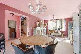 <p>In Dendermonde ontdekt u deze volledig gerenoveerde, instapklare woning waar ruimte, comfort en energiezuinigheid centraal staan. De woning is asbestveilig en beschikt over een gunstig EPC-label B.</p><p>Bij het binnenkomen verwelkomt de inkomhal u met aansluitend een extra ruimte die perfect kan dienen als bureau, hobbykamer of slaapkamer. De lichtrijke leef- en eetruimte vloeien mooi in elkaar over en worden met elkaar verbonden door de centraal gelegen, geïnstalleerde keuken. Dit zorgt voor een open indeling met veel natuurlijke lichtinval. Op het gelijkvloers bevindt zich eveneens een badkamer met ligbad en een praktische, geïntegreerde wasplaats.</p><p>De eerste verdieping telt maar liefst vier volwaardige slaapkamers en een tweede badkamer, stijlvol afgewerkt met hoogwaardige materialen en voorzien van een zeer ruime inloopdouche.</p><p>Buiten geniet u van een onderhoudsvriendelijke tuin met een mooi aangelegd terras. Een absolute troef is het bijgebouw van 38 m², uitgerust met elektriciteit en watervoorziening. Deze veelzijdige ruimte kan dienen als atelier, praktijkruimte of werkruimte voor een zelfstandige activiteit. Bovendien biedt het bijgebouw, mits de nodige aanpassingen, mogelijkheden om ingericht te worden als assistentiewoning.</p><p>Een veelzijdige en volledig instapklare woning die uitblinkt in ruimte en flexibiliteit, met als bijzondere meerwaarde een bijgebouw dat tal van toekomstmogelijkheden biedt.</p><p>Interesse? Maak snel uw afspraak en ontdek zelf de vele troeven van deze woning!</p>