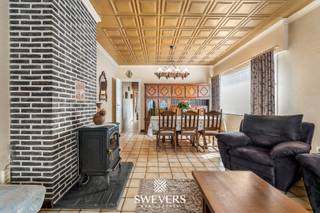 Voor meer info en foto’s, surf naar www.swevers.be – In het hart van Koersel vind je deze charmante, volledig gelijkvloerse bungalow op een...