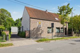 Bent u op zoek naar een ruime eigendom met heel wat potentieel? Dan is deze woning, gelegen op een groot perceel, zeker het ontdekken waard.<br /><br />De woning dient grondig gerenoveerd te worden, maar biedt dankzij de ruime indeling en het royale perceel een uitstekende basis om er een prachtige gezinswoning van te maken. Op het gelijkvloers beschikt de woning over een ruime leefruimte, grote keuken, berging, badkamer en veranda. Op de eerste verdieping bevinden zich 3 slaapkamers en een tweede badkamer.<br /><br />Mogelijkheid tot verkaveling<br /><br />Dankzij de ruime straatbreedte biedt deze eigendom de mogelijkheid om het perceel te verkavelen in 2 percelen voor halfopen bebouwing. Dit maakt de woning bijzonder interessant voor investeerders of ontwikkelaars. Een eventuele verkaveling is uiteraard onder voorbehoud van het verkrijgen van de nodige vergunningen.<br /><br />Troeven:<br /><br />Groot perceel<br />Volledig te renoveren woning met veel potentieel<br />Ruime leefruimte en keuken<br />Grote tuin<br />Mogelijkheid tot verkaveling in 2 percelen voor halfopen bebouwing<br />Rustige ligging<br /><br />Een eigendom met tal van mogelijkheden, ideaal voor wie op zoek is naar een renovatieproject met ruimte of een interessante investering.<br /><br />Hebt u interesse? Contacteer ons via info@uw-huis.be voor meer informatie of een bezoek ter plaatse.